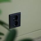 Ett vitt Namron 2-vgsuttag med UTP-skruvanslutning r monterat i ett teknikskp fr ntverkslsningar  Elbutik.se tillhandahller detta fr professionella installationer i smarta hem.