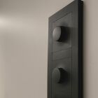 En vit vriddimmer med rund ratt i fyrkantigt hlje. Elbutik.se erbjuder denna stilrena lsning fr justerbar belysning i hem och offentliga miljer.