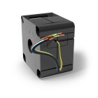 En fyrkantig svart kabelbox frn Pmflex med fyra infllda kablar i olika frger  brun, bl, svart och gulgrn