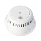 En rund, vit brandvarnare med ventilationsppningar och central skruv syns uppifrn.