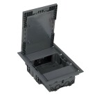 Grafitgr golvbox tillverkad i halogenfri plast och utrustad med krage samt lock som rymmer golvmaterial upp till 6mm. Denna grafitgra modell har 2 fack med plats fr totalt 4 uttag och r lgbyggt.