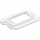 En vit insatsram i plast visas i n�rbild, avsedd f�r montering i v�gguttag eller str�mbrytare.