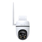 En vit vervakningskamera frn Tapo med 4G-std och synlig antenn r monterad p en vgg.