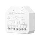 En nrbild av Tapo Roller Shutter Control-enheten med mrkta anslutningar och teknisk symbolik p framsidan.
