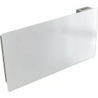 Ett modernt, vitt glasfrontat vrmeelement med digital styrpanel syns i nrbild.