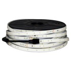 En lng, flexibel LED-list upprullad p en svart plastspole med synliga lysdioder och en anslutningskabel i ena nden.