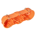 En orange inflld kopplingsdosa med tre fack och flera urstansningar fr kabelgenomfring. Monteringsskruvar r redan frinstallerade.