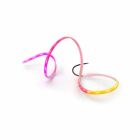 En bjbar LED-list som lyser i vergngar av rosa, lila och gult.