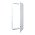 Ett vitt elskp med ppen drr visas i vinkel, dr det tomma innandmet tydligt syns. Skpet r tillverkat i metall och r avsett fr inflld montering i vgg.