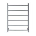 Rostfri - En elektrisk handdukstork i silver med sju horisontella rr, designad i en minimalistisk stil