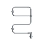 En fristende produktbild av en S-formad kromad handdukstork med tre vggfsten och ett nedre rr fr anslutning.