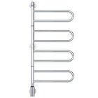 Handdukstork med fem svngbara armar i krom syns i nrbild mot vit bakgrund