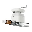 En vit lckagesensor med fste monterad p ett rrsystem, redo att vervaka och skydda mot frysskador.