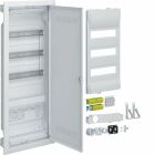 En elcentral med ppen drr och tillhrande installationsdetaljer visas uppdelad i delar. Monteringsskenor, kabelanslutningar, kapslingsdetaljer och frontpanel ingr.