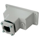 En industriell vggkontakt med gr metallkapsling och svart ttning, monterad med fyra bultar.