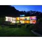 En vit Tapo Matter Hub-enhet med perforerat mnster och en "SYNC"-knapp p sidan visas i nrbild.