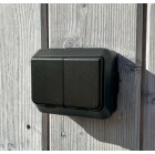 En svart skarvkabel med bl kabelhllare och jordade kontakter, upprullad och klar fr anvndning. Elbutik.se erbjuder denna robusta kabel fr sker elanslutning i bde hem och arbetsmilj.