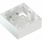 En enkel vit apparatdosa i plast med flera inf�stningspunkter och kabelgenomf�ringar.