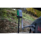 Elbutik.se erbjuder Zaptec laddbox i elegant svart utf�rande, visad framifr�n med rund LED-belysning runt laddporten, idealisk f�r s�ker och effektiv elbilsladdning i b�de hem- och f�retagsmilj�.