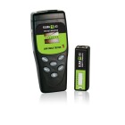 En kabeltestare med digital display och medf�ljande mottagare st�r placerade p� vit bakgrund.