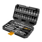 En 46-delars hylsnyckelsats med 1/4-tums verktyg visas uppf�lld med organiserade delar i en svart plastv�ska.