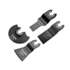 Ett set med fyra olika s�gblad f�r multiverktyg ligger utspridda mot vit bakgrund. Bladen har varierande former och tandningar f�r olika typer av snitt