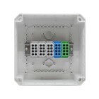 En rektangul�r kopplingsbox med plint fr�n Eldon, sedd framifr�n med tydliga f�rgmarkerade anslutningar.