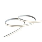 Ledstrip ligger upprullad med synliga anslutningskablar i ena �nden, fotograferad mot vit bakgrund.