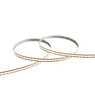 Ledstrip visas upprullad med synliga kopparf�rgade kontaktpunkter och anslutningskabel mot vit bakgrund