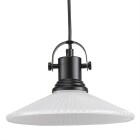 Oriva Debbie 21 f�nsterlampa i vit variant h�nger ned fr�n en svart textilkabel med metallf�ste. Den r�fflade glaskupan sprider ett mjukt ljus och visas mot neutral bakgrund