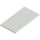 Ett vitt t�cklock med sl�t yta och tv� sm� monteringsh�l. Elbutik.se erbjuder denna stilrena l�sning f�r att skydda �ppningar i v�ggar eller eldosor.