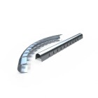 En metallisk flexibel b�j f�r kabelskydd visas lutad mot vit bakgrund och illustrerar hur kabelr�r kan ledas runt h�rn. Produkten, kopplad till sortimentet hos Elbutik.se, framh�ver robust pl�tkonstruktion f�r flexibel installation. Filnamn: flexibel-boj-16-68-mm.jpg