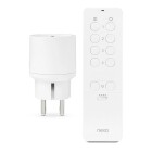 En vit smart plug och matchande fj�rrkontroll visas isolerat mot ljus bakgrund, med tydliga knappar m�rkta 1�4 och G f�r styrning. Denna praktiska l�sning fr�n Elbutik.se m�jligg�r tr�dl�s kontroll av elektriska enheter i hemmet.