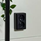 Schneider Exxact 1-v�gsuttag i vit med 2 USB-portar (A+C) � en smart laddl�sning fr�n Elbutik.se.