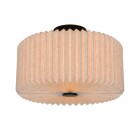 En taklampa med veckad cylindrisk sk�rm i ljus beige ton �r monterad n�ra taket och sprider ett mjukt, j�mnt ljus i rummet, vilket ger en elegant belysningsl�sning fr�n Elbutik.se.