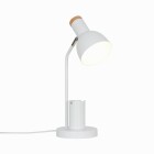 En vit bordslampa med riktbart lamphuvud och rund fot st�r mot neutral bakgrund. Detaljer i tr� p� ovansidan ger en varm kontrast, och lampan erbjuds som stilren arbetsbelysning hos Elbutik.se.