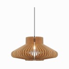 En pendellampa i naturmaterial med ribbad, rund sk�rm h�nger fr�n taket mot ljus bakgrund. Ljuset sprids mjukt genom lamellerna och skapar en varm k�nsla, tillg�nglig hos Elbutik.se.