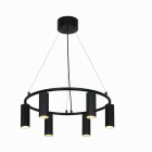 En svart takpendel i chandelier-stil med rund ram och flera ned�triktade spotlights h�nger mot neutral bakgrund. Armaturen sprider riktat ljus och passar �ver matbord, tillg�nglig hos Elbutik.se.