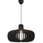 En pendellampa i svart f�rg som h�nger fr�n taket och sprider ett varmt sken genom sina �ppna lameller, vilket skapar en dekorativ ljuseffekt i rummet. Produkten erbjuds av Elbutik.se f�r stilfull belysning i hemmet.