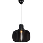 En svart pendellampa med vertikala lameller omsluter ljusk�llan och skapar ett riktat, varmt sken genom �ppningarna. Lampan h�nger mot en ljus bakgrund och lyfter sin skulpturala form, tillg�nglig via Elbutik.se f�r modern belysning.