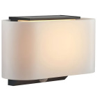 En modern v�gglampa med b�jd, ljus sk�rm och m�rk bas sprider ett mjukt, diffust ljus upp�t och ned�t. Den diskreta sensorn undertill m�jligg�r automatisk t�ndning, och Elbutik.se erbjuder denna stilrena l�sning f�r fasadbelysning.