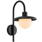 En produktsida f�r Berlo v�gglampa svart fr�n Nordlux visar milj�bilder av lampor monterade p� en fasad samt tekniska specifikationer som IP44 och E27-sockel. Elbutik.se presenterar produkten i en �versk�dlig layout med fokus p� utomhusbelysning.