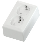 Ett vitt utanp�liggande 2-v�gsuttag fr�n Namron Classic visas snett framifr�n med tv� jordade uttag. Designen �r kompakt och anpassad f�r synlig installation i hem eller garage, tillg�nglig hos Elbutik.se.