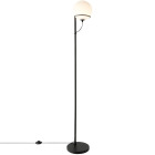 En stilren golvlampa med svart smal metallstolpe och rund opalvit kupa sprider mjukt ljus upp�t i ett neutralt rum, en elegant belysningsl�sning som erbjuds av Elbutik.se f�r b�de hem och kontor.