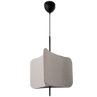 En pendellampa Tinto med mjuk, textilkl�dd sk�rm h�nger fr�n taket och sprider ett d�mpat ljus �ver ett stilrent vardagsrum, medan produktinformation visas p� en webbsida; finns att k�pa hos Elbutik.se.