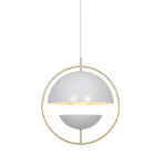 Pendellampan Tavia i vit finish med halvrund sk�rm och dekorativ guldf�rgad ring h�nger framf�r en v�gg och sprider ett varmt ljus i rummet, visad i en stilfull interi�r; en exklusiv belysning fr�n Elbutik.se.