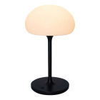 Den portabla bordslampan Sponge On A Stick med svart fot och smal st�ng b�r en rund, mjukt lysande kupa som sprider varmt ljus, visad p� produktsida; en flexibel batteridriven l�sning fr�n Elbutik.se f�r ute- och innemilj�er.