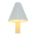 En vit v�gglampa med konformad sk�rm och kort arm sprider ett mjukt ned�triktat ljus mot v�ggen. Den minimalistiska designen passar moderna interi�rer och finns som stilren belysning hos Elbutik.se.