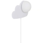 V�gglampan Skyku Cloud i vit design formar ett moln med rund opal ljusk�lla som sprider mjukt ljus, monterad p� v�gg med sladd ned�t, visad p� produktsida; en lekfull barnrumsbelysning fr�n Elbutik.se.