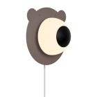 V�gglampan Bruna Bear i brun design formar ett bj�rnansikte med rund opal ljusk�lla som sprider mjukt ljus, monterad p� v�gg i n�rbild, visad p� produktsida; en lekfull barnlampa fr�n Elbutik.se.